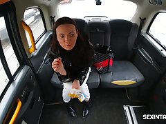 Брюнетка в машине подставляет ротик для минета развратному водителю и доводит его до оргазма