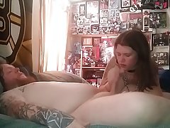 Мамочка толстушка раздвигает ноги для домашнего порно со своим бородатым мужиком